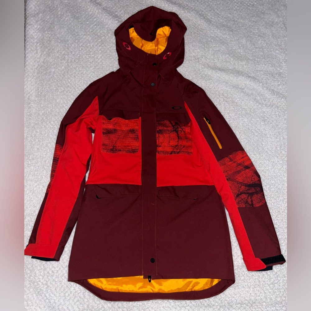 Men’s Oakley Performance Fit Snowboarding Jacket. New without tags. Size Medium